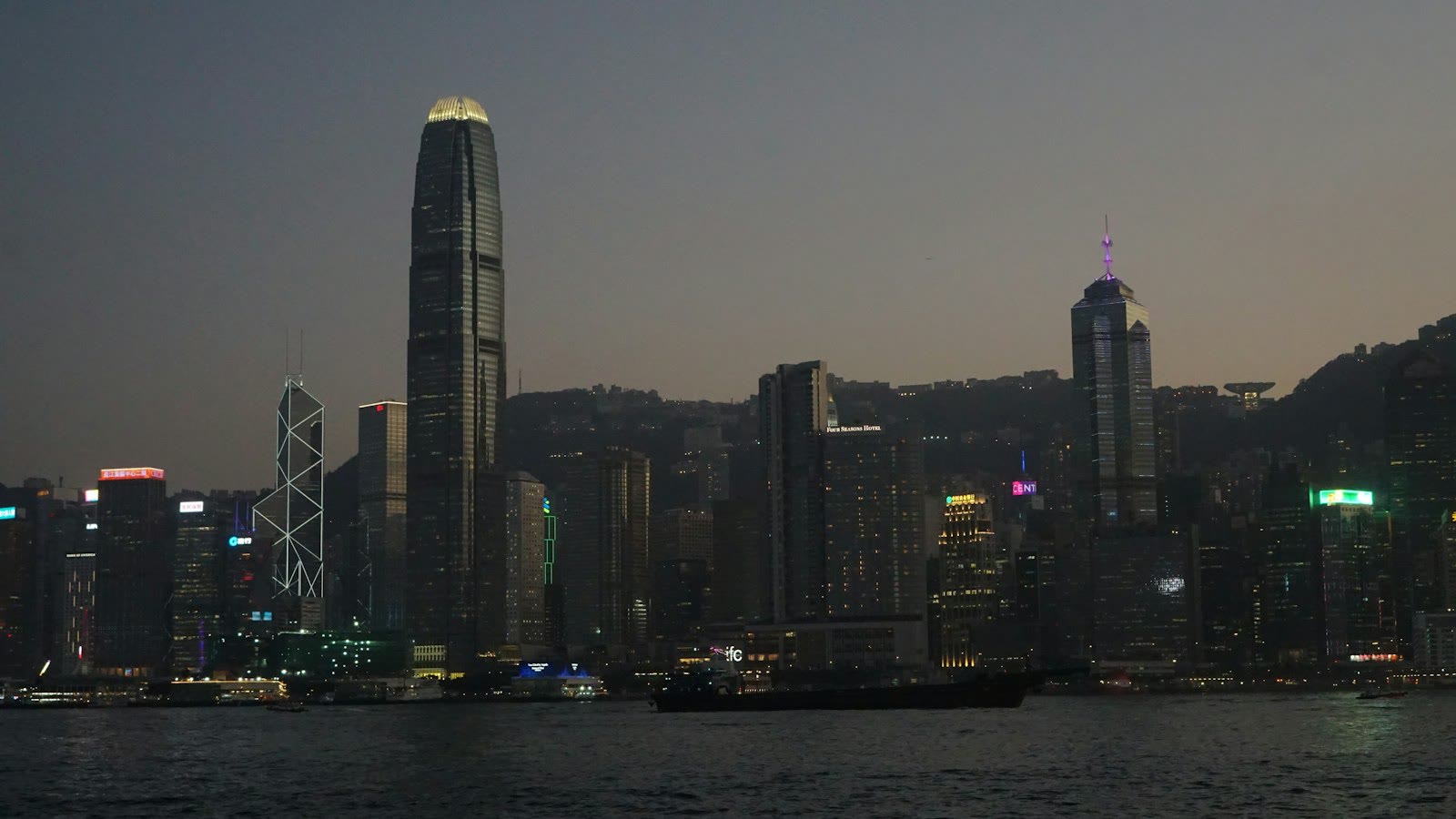 3. 港股午间收盘：恒生指数涨0.17%，恒生科技指数跌0.55%